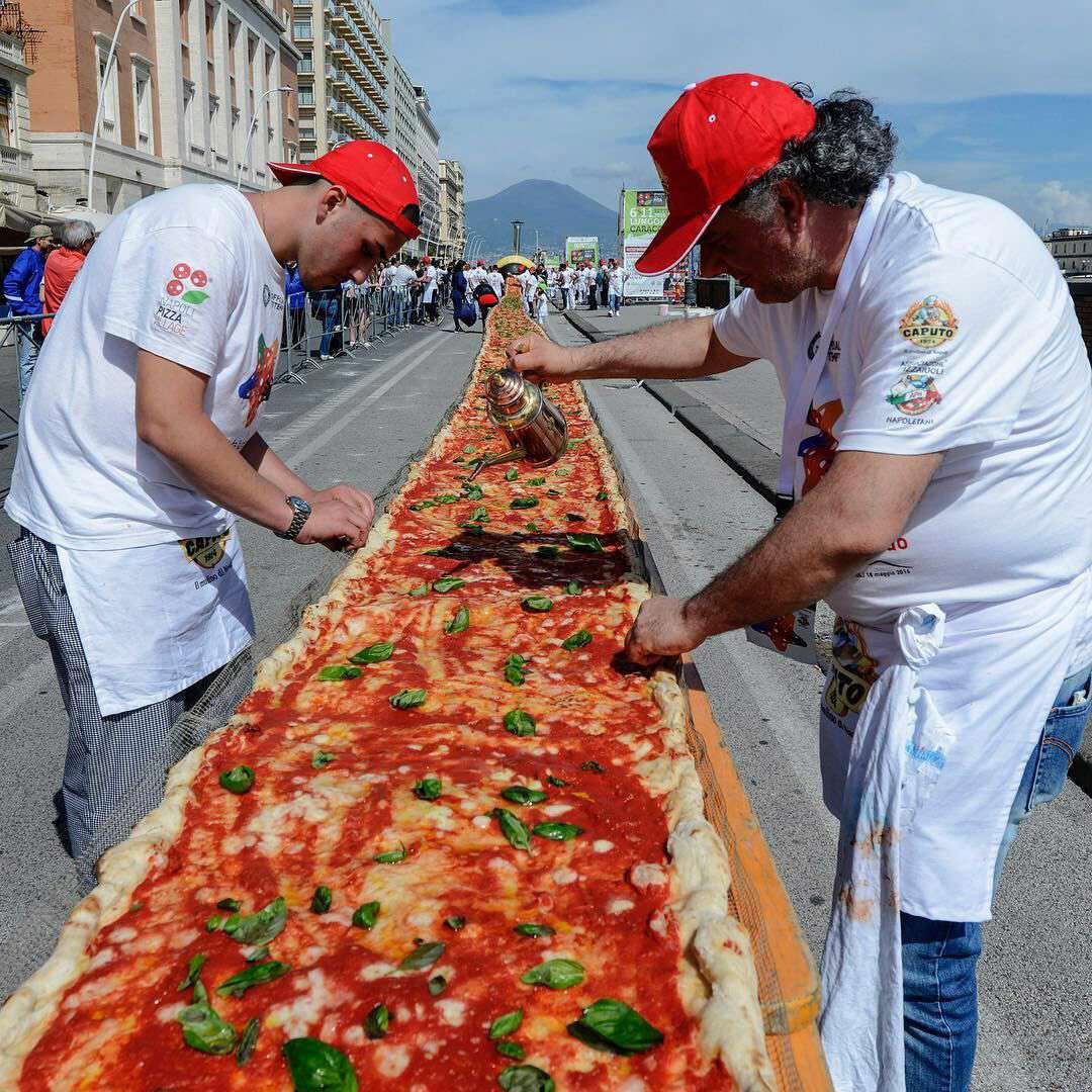 طولانی ترین پیتزا جهان به طول 2 کلیومتر در ناپل ایتالیا